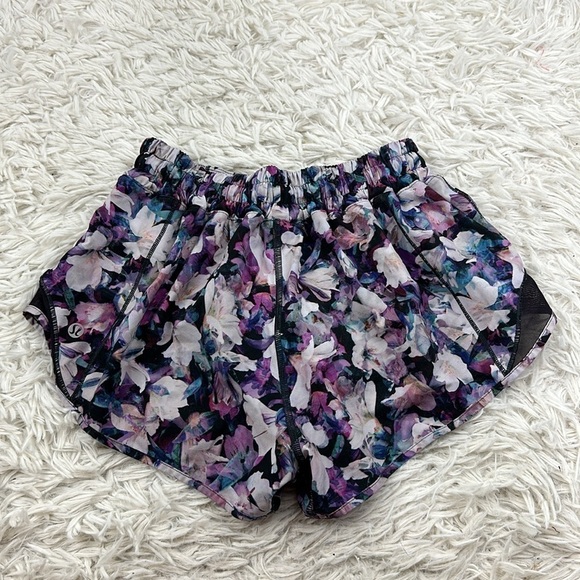 Lululemon Hotty Hot Short II *2.5" Utopia Multi / Deep Phantom - Picture 5 of 5